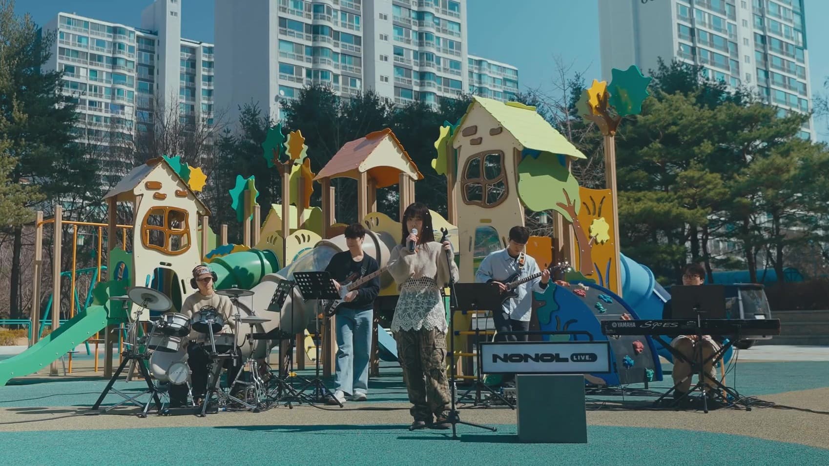 A first live shoot at a colorful playground: four songs Mozzy sang with a band