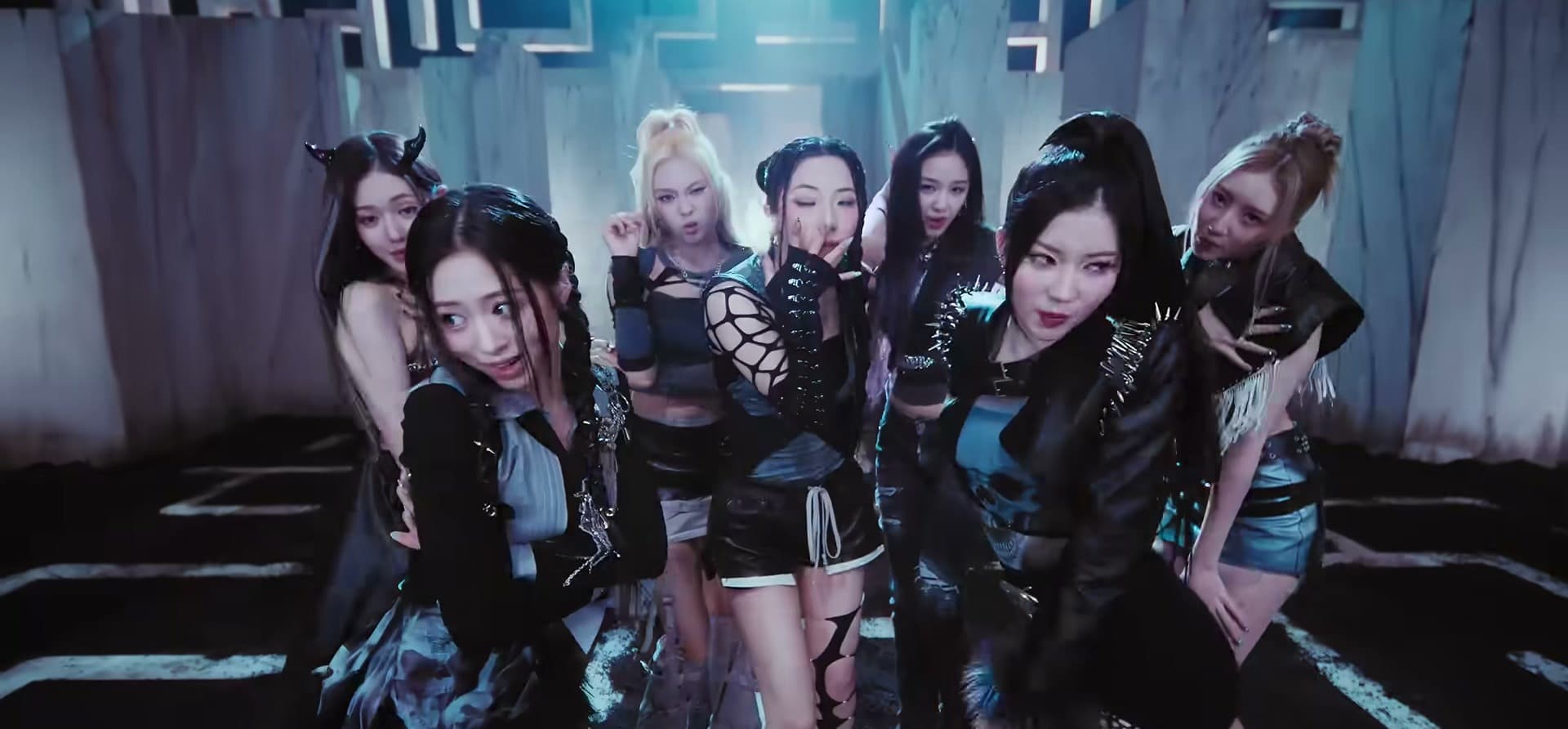 10월 23일 신곡 전에 베이비몬스터 입문 — 타석의 'BATTER UP'부터 얼음 잔 속 'SUGAR HONEY ICE TEA'까지