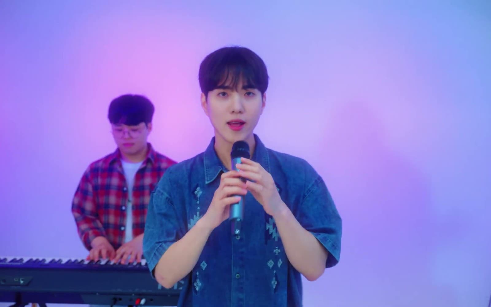 The band fills the minute when the singing rests: HARO's 'To the shooting star'