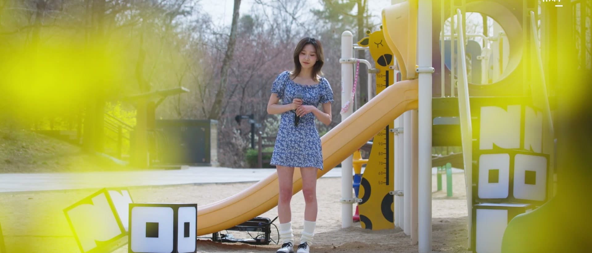 피아노 앞에서 쓴 '그대라서'가 210일 뒤 노놀 VOL로, 유지우가 개나리 핀 놀이터에서 부른 네 곡