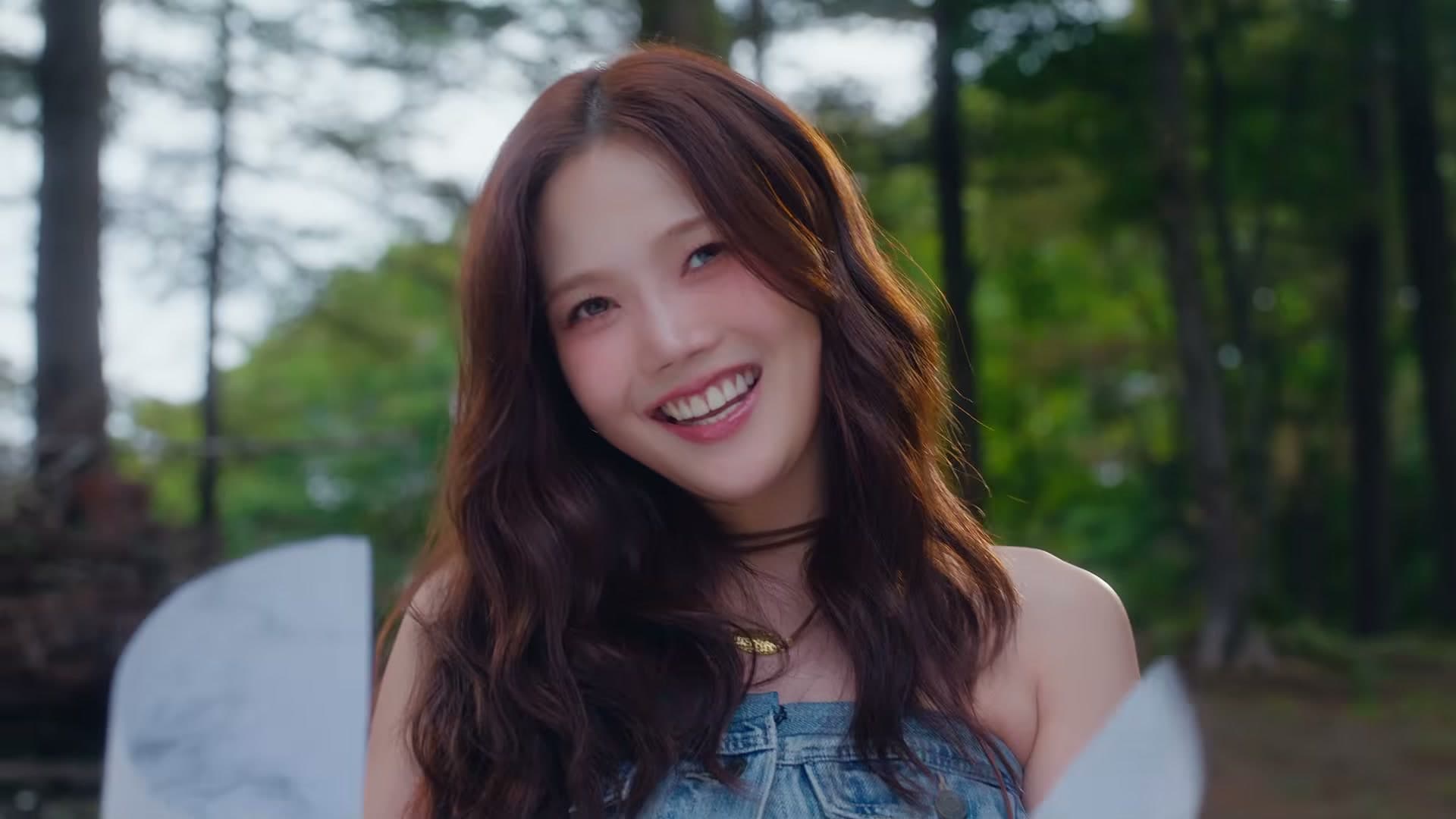 「다들 한마디씩」では拡声器を、「미안해져」では疑問符を――HYOJUNG「Unmapped(미완성일지도)」