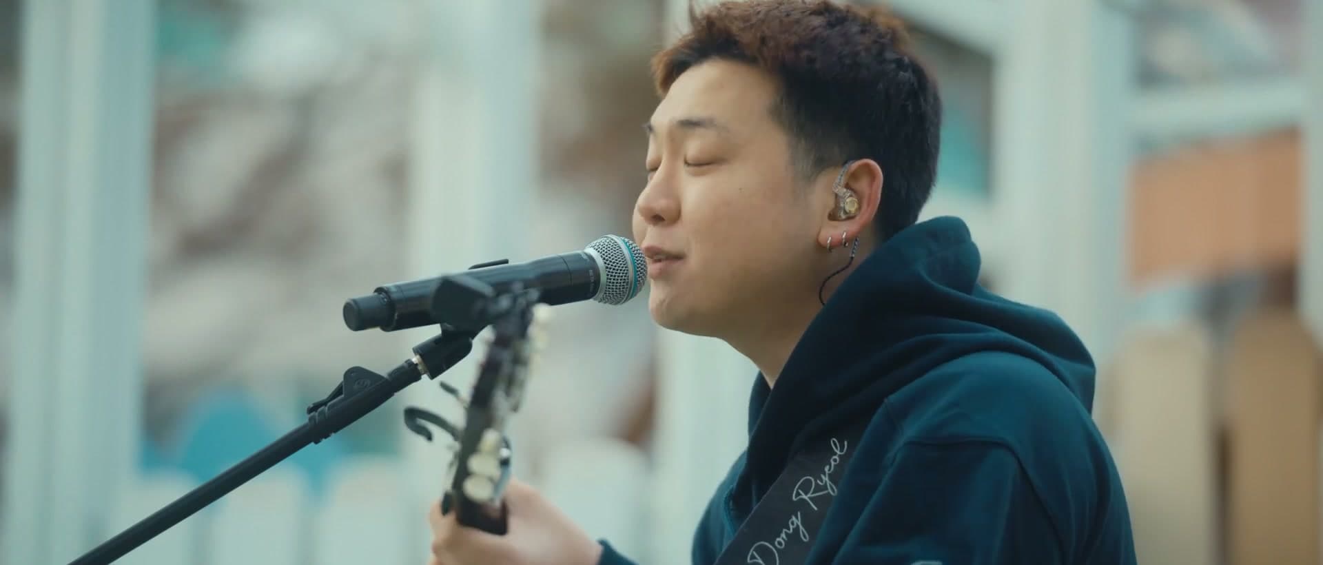 Four songs, all unreleased at the time: dongryeol sings '널 닮은 계절' (A season that resembles you) with a band at a Hwagok-dong playground