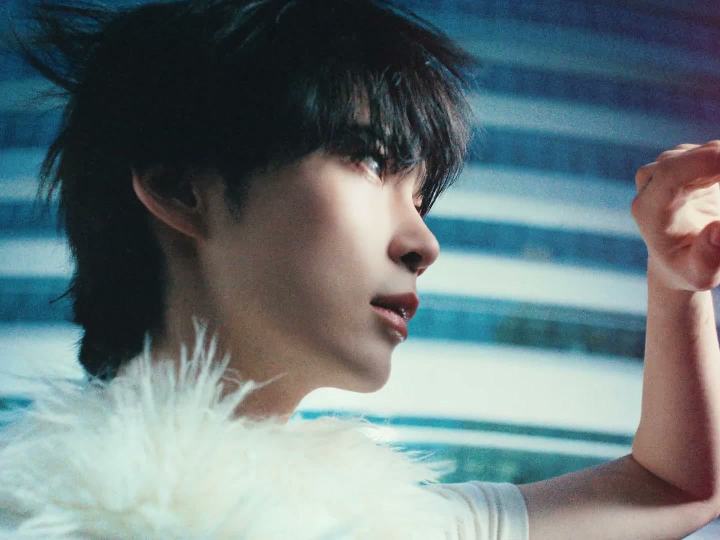 '아슬한 빛이 드네'에 장미가 피고 'Coming back to life'에 뛰어오른다 — 성한빈 'UNDEAD'