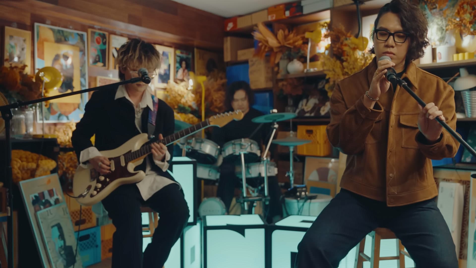 A whisky pub instead of a playground: five songs by the band HWA, from '밤' (Night) to 'London Blue'